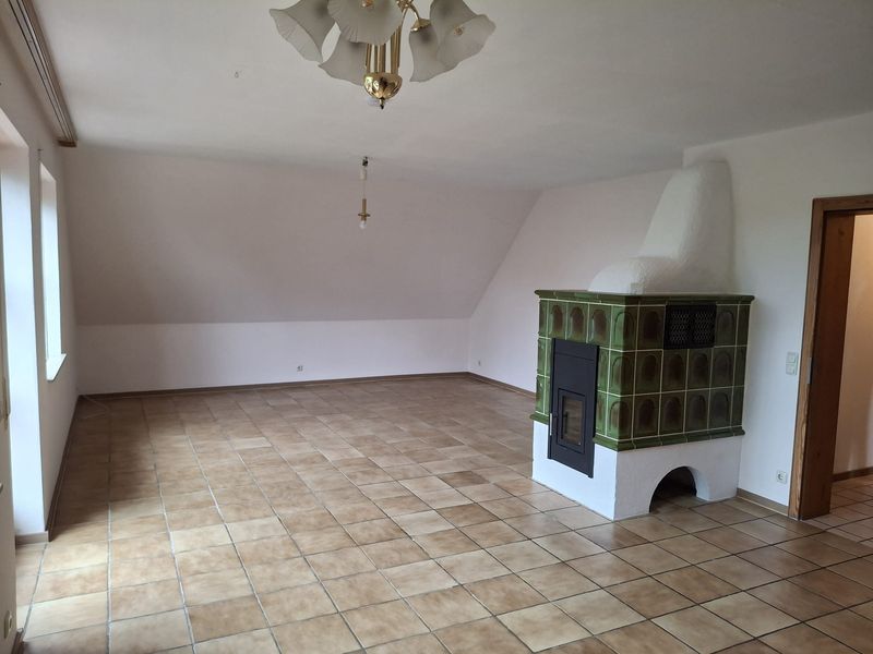 Sehr gepflegte Maisonette-Wohnung mit großem Südbalkon und gemütlichem Kachelofen